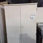 LOTE 267 - 01 ARMÁRIO PARA ESCRITÓRIO 02 PORTAS. (NO ESTADO) ATENÇÃO! FAZER A VISITAÇÃO ANTES DE ARREMATAR, NÃO SABEMOS SE FUNCIONA. LEILÃO NÃO TEM GARANTIA E NEM DEVOLUÇÃO, SUJEITO A POSSÍVEIS AVARIAS VISÍVEIS/OCULTAS E/OU AUSÊNCIA DE COMPONENTES.