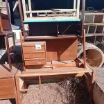 LOTE 310 - 07 MESAS DIVERSAS. (NO ESTADO) ATENÇÃO! FAZER A VISITAÇÃO ANTES DE ARREMATAR, NÃO SABEMOS SE FUNCIONA. LEILÃO NÃO TEM GARANTIA E NEM DEVOLUÇÃO, SUJEITO A POSSÍVEIS AVARIAS VISÍVEIS/OCULTAS E/OU AUSÊNCIA DE COMPONENTES.