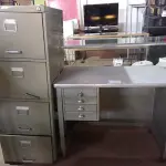 LOTE 288 - 01 MESA COM 04 GAVETAS E 01 ARQUIVO DE AÇO 04 GAVETAS. (NO ESTADO) ATENÇÃO! FAZER A VISITAÇÃO ANTES DE ARREMATAR, NÃO SABEMOS SE FUNCIONA. LEILÃO NÃO TEM GARANTIA E NEM DEVOLUÇÃO, SUJEITO A POSSÍVEIS AVARIAS VISÍVEIS/OCULTAS E/OU AUSÊNCIA DE COMPONENTES.