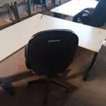 LOTE 253 - 01 MESA PARA ESCRITÓRIO COM TOMADAS INTERNA E 01 CADEIRA PRESIDENTE MARCA FLEGMA. (NO ESTADO) ATENÇÃO! FAZER A VISITAÇÃO ANTES DE ARREMATAR, NÃO SABEMOS SE FUNCIONA. LEILÃO NÃO TEM GARANTIA E NEM DEVOLUÇÃO, SUJEITO A POSSÍVEIS AVARIAS VISÍVEIS/OCULTAS E/OU AUSÊNCIA DE COMPONENTES.