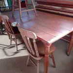 LOTE 293 - 01 MESA EM MADEIRA COM 03 CADEIRAS. (NO ESTADO) ATENÇÃO! FAZER A VISITAÇÃO ANTES DE ARREMATAR, NÃO SABEMOS SE FUNCIONA. LEILÃO NÃO TEM GARANTIA E NEM DEVOLUÇÃO, SUJEITO A POSSÍVEIS AVARIAS VISÍVEIS/OCULTAS E/OU AUSÊNCIA DE COMPONENTES.