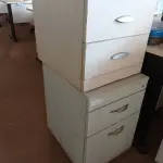 LOTE 245 - 02 GAVETEIROS DE ESCRITÓRIO COM 03 GAVETAS CADA. (NO ESTADO) ATENÇÃO! FAZER A VISITAÇÃO ANTES DE ARREMATAR, NÃO SABEMOS SE FUNCIONA. LEILÃO NÃO TEM GARANTIA E NEM DEVOLUÇÃO, SUJEITO A POSSÍVEIS AVARIAS VISÍVEIS/OCULTAS E/OU AUSÊNCIA DE COMPONENTES.
