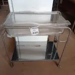 LOTE 210 - 01 CARRINHO EM INOX COM RODINHAS. (NO ESTADO) ATENÇÃO! FAZER A VISITAÇÃO ANTES DE ARREMATAR, NÃO SABEMOS SE FUNCIONA. LEILÃO NÃO TEM GARANTIA E NEM DEVOLUÇÃO, SUJEITO A POSSÍVEIS AVARIAS VISÍVEIS/OCULTAS E/OU AUSÊNCIA DE COMPONENTES.