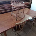 LOTE 293 - 01 MESA EM MADEIRA COM 03 CADEIRAS. (NO ESTADO) ATENÇÃO! FAZER A VISITAÇÃO ANTES DE ARREMATAR, NÃO SABEMOS SE FUNCIONA. LEILÃO NÃO TEM GARANTIA E NEM DEVOLUÇÃO, SUJEITO A POSSÍVEIS AVARIAS VISÍVEIS/OCULTAS E/OU AUSÊNCIA DE COMPONENTES.