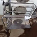 LOTE 281 - 01 CARRINHO EM INOX COM RODINHAS. (NO ESTADO) ATENÇÃO! FAZER A VISITAÇÃO ANTES DE ARREMATAR, NÃO SABEMOS SE FUNCIONA. LEILÃO NÃO TEM GARANTIA E NEM DEVOLUÇÃO, SUJEITO A POSSÍVEIS AVARIAS VISÍVEIS/OCULTAS E/OU AUSÊNCIA DE COMPONENTES.