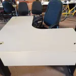 LOTE 253 - 01 MESA PARA ESCRITÓRIO COM TOMADAS INTERNA E 01 CADEIRA PRESIDENTE MARCA FLEGMA. (NO ESTADO) ATENÇÃO! FAZER A VISITAÇÃO ANTES DE ARREMATAR, NÃO SABEMOS SE FUNCIONA. LEILÃO NÃO TEM GARANTIA E NEM DEVOLUÇÃO, SUJEITO A POSSÍVEIS AVARIAS VISÍVEIS/OCULTAS E/OU AUSÊNCIA DE COMPONENTES.