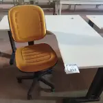 LOTE 251 - 01 MESA PARA ESCRITÓRIO COM TOMADAS INTERNA E 01 CADEIRA MARCA FLEGMA NA COR AMARELA. (NO ESTADO) ATENÇÃO! FAZER A VISITAÇÃO ANTES DE ARREMATAR, NÃO SABEMOS SE FUNCIONA. LEILÃO NÃO TEM GARANTIA E NEM DEVOLUÇÃO, SUJEITO A POSSÍVEIS AVARIAS VISÍVEIS/OCULTAS E/OU AUSÊNCIA DE COMPONENTES.