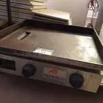 LOTE 060 - 01 CHAPA A GÁS MARCA TEDESCO. (NO ESTADO) ATENÇÃO! FAZER A VISITAÇÃO ANTES DE ARREMATAR, NÃO SABEMOS SE FUNCIONA. LEILÃO NÃO TEM GARANTIA E NEM DEVOLUÇÃO, SUJEITO A POSSÍVEIS AVARIAS VISÍVEIS/OCULTAS E/OU AUSÊNCIA DE COMPONENTES.