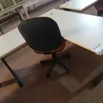 LOTE 251 - 01 MESA PARA ESCRITÓRIO COM TOMADAS INTERNA E 01 CADEIRA MARCA FLEGMA NA COR AMARELA. (NO ESTADO) ATENÇÃO! FAZER A VISITAÇÃO ANTES DE ARREMATAR, NÃO SABEMOS SE FUNCIONA. LEILÃO NÃO TEM GARANTIA E NEM DEVOLUÇÃO, SUJEITO A POSSÍVEIS AVARIAS VISÍVEIS/OCULTAS E/OU AUSÊNCIA DE COMPONENTES.