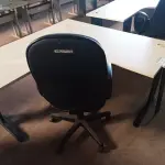 LOTE 254 - 01 MESA PARA ESCRITÓRIO COM TOMADAS INTERNA E 01 CADEIRA PRESIDENTE MARCA FLEGMA. (NO ESTADO) ATENÇÃO! FAZER A VISITAÇÃO ANTES DE ARREMATAR, NÃO SABEMOS SE FUNCIONA. LEILÃO NÃO TEM GARANTIA E NEM DEVOLUÇÃO, SUJEITO A POSSÍVEIS AVARIAS VISÍVEIS/OCULTAS E/OU AUSÊNCIA DE COMPONENTES.