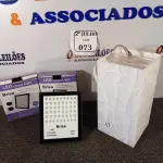 LOTE 073 - 02 REFLETORES LUZ NEGRA UV EFEITO NEOW DE 100W E 01 LUSTRE DE ACRÍLICO COM LÂMPADA. (NO ESTADO) ATENÇÃO! FAZER A VISITAÇÃO ANTES DE ARREMATAR, NÃO SABEMOS SE FUNCIONA. LEILÃO NÃO TEM GARANTIA E NEM DEVOLUÇÃO, SUJEITO A POSSÍVEIS AVARIAS VISÍVEIS/OCULTAS E/OU AUSÊNCIA DE COMPONENTES.