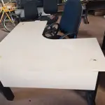 LOTE 255 - 01 MESA PARA ESCRITÓRIO COM TOMADAS INTERNA E 01 CADEIRA PRESIDENTE MARCA FLEGMA. (NO ESTADO) ATENÇÃO! FAZER A VISITAÇÃO ANTES DE ARREMATAR, NÃO SABEMOS SE FUNCIONA. LEILÃO NÃO TEM GARANTIA E NEM DEVOLUÇÃO, SUJEITO A POSSÍVEIS AVARIAS VISÍVEIS/OCULTAS E/OU AUSÊNCIA DE COMPONENTES.
