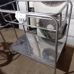 LOTE 281 - 01 CARRINHO EM INOX COM RODINHAS. (NO ESTADO) ATENÇÃO! FAZER A VISITAÇÃO ANTES DE ARREMATAR, NÃO SABEMOS SE FUNCIONA. LEILÃO NÃO TEM GARANTIA E NEM DEVOLUÇÃO, SUJEITO A POSSÍVEIS AVARIAS VISÍVEIS/OCULTAS E/OU AUSÊNCIA DE COMPONENTES.