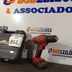 LOTE 012 - 01 PARAFUSADEIRA MARCA SCHUZ COM BATERIA. (NO ESTADO) ATENÇÃO! FAZER A VISITAÇÃO ANTES DE ARREMATAR, NÃO SABEMOS SE FUNCIONA. LEILÃO NÃO TEM GARANTIA E NEM DEVOLUÇÃO, SUJEITO A POSSÍVEIS AVARIAS VISÍVEIS/OCULTAS E/OU AUSÊNCIA DE COMPONENTES.