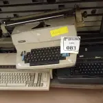 LOTE 083 - 03 MÁQUINAS DE ESCREVER E 01 CALCULADORA. (NO ESTADO) ATENÇÃO! FAZER A VISITAÇÃO ANTES DE ARREMATAR, NÃO SABEMOS SE FUNCIONA. LEILÃO NÃO TEM GARANTIA E NEM DEVOLUÇÃO, SUJEITO A POSSÍVEIS AVARIAS VISÍVEIS/OCULTAS E/OU AUSÊNCIA DE COMPONENTES.