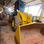 LOTE 332 - 01 PÁ CARREGADEIRA KOMATSU WA180, ANO 2004, TRANSMISSÃO NOVA, BOMBA E BICOS NOVA, BOMBA HIDRÁULICA REVISADA, FREIOS REVISADO, CABINE COM AR-CONDICINADO (NO ESTADO) (RETIRADA EM GOIÂNIA -GO) (VISTORIA AGENDAR 61 98153-0503 JÚNIOR)