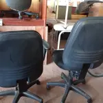 LOTE 299 - 02 CADEIRAS PARA ESCRITÓRIO COM PÉS GIRATÓRIOS. (NO ESTADO) ATENÇÃO! FAZER A VISITAÇÃO ANTES DE ARREMATAR, NÃO SABEMOS SE FUNCIONA. LEILÃO NÃO TEM GARANTIA E NEM DEVOLUÇÃO, SUJEITO A POSSÍVEIS AVARIAS VISÍVEIS/OCULTAS E/OU AUSÊNCIA DE COMPONENTES.