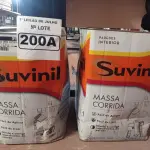 LOTE 200 - 2 LATAS DE MASSA CORRIDA PARA PAREDES INTERIOR CONTENDO 28KG CADA MARCA SUVINIL. (NO ESTADO) ATENÇÃO! FAZER A VISITAÇÃO ANTES DE ARREMATAR, NÃO SABEMOS SE FUNCIONA. LEILÃO NÃO TEM GARANTIA E NEM DEVOLUÇÃO, SUJEITO A POSSÍVEIS AVARIAS VISÍVEIS/OCULTAS E/OU AUSÊNCIA DE COMPONENTES.