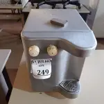 LOTE 249 - 01 PURIFICADOR DE AGUA REFRIGERADO SOFT PLUS MARCA EVEREST 220V.(LIGANDO) (NO ESTADO) ATENÇÃO! FAZER A VISITAÇÃO ANTES DE ARREMATAR, NÃO SABEMOS SE FUNCIONA. LEILÃO NÃO TEM GARANTIA E NEM DEVOLUÇÃO, SUJEITO A POSSÍVEIS AVARIAS VISÍVEIS/OCULTAS E/OU AUSÊNCIA DE COMPONENTES.
