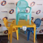 LOTE 044 - 01 MESA DE PLÁSTICO COM 04 CADEIRAS INFANTIL. (NO ESTADO) ATENÇÃO! FAZER A VISITAÇÃO ANTES DE ARREMATAR, NÃO SABEMOS SE FUNCIONA. LEILÃO NÃO TEM GARANTIA E NEM DEVOLUÇÃO, SUJEITO A POSSÍVEIS AVARIAS VISÍVEIS/OCULTAS E/OU AUSÊNCIA DE COMPONENTES.