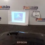 LOTE 343 - 01 PROJETOR EPSON HDMI (NO ESTADO) ATENÇÃO! FAZER A VISITAÇÃO ANTES DE ARREMATAR, NÃO SABEMOS SE FUNCIONA. LEILÃO NÃO TEM GARANTIA E NEM DEVOLUÇÃO, SUJEITO A POSSÍVEIS AVARIAS VISÍVEIS/OCULTAS E/OU AUSÊNCIA DE COMPONENTES.