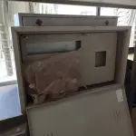 LOTE 155 - 01 CAIXA DE BATERIA E 01 QUADRO ELÉTRICO (NO ESTADO) ATENÇÃO! FAZER A VISITAÇÃO ANTES DE ARREMATAR, NÃO SABEMOS SE FUNCIONA. LEILÃO NÃO TEM GARANTIA E NEM DEVOLUÇÃO, SUJEITO A POSSÍVEIS AVARIAS VISÍVEIS/OCULTAS E/OU AUSÊNCIA DE COMPONENTES.