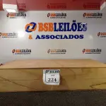 LOTE 224 - 01 CAIXA DE MADEIRA. (NO ESTADO) ATENÇÃO! FAZER A VISITAÇÃO ANTES DE ARREMATAR, NÃO SABEMOS SE FUNCIONA. LEILÃO NÃO TEM GARANTIA E NEM DEVOLUÇÃO, SUJEITO A POSSÍVEIS AVARIAS VISÍVEIS/OCULTAS E/OU AUSÊNCIA DE COMPONENTES.