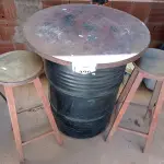 LOTE 396 - 01 MESA DE TAMBOR E 02 BANQUETAS EM MADEIRA (NO ESTADO) ATENÇÃO! FAZER A VISITAÇÃO ANTES DE ARREMATAR, NÃO SABEMOS SE FUNCIONA. LEILÃO NÃO TEM GARANTIA E NEM DEVOLUÇÃO, SUJEITO A POSSÍVEIS AVARIAS VISÍVEIS/OCULTAS E/OU AUSÊNCIA DE COMPONENTES.