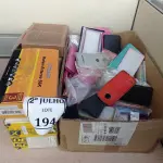 LOTE 194 - 01 CAIXAS COM VÁRIAS CAPAS DE CELULARES DIVERSOS E MODENS ANTIGOS (NO ESTADO) ATENÇÃO! FAZER A VISITAÇÃO ANTES DE ARREMATAR, NÃO SABEMOS SE FUNCIONA. LEILÃO NÃO TEM GARANTIA E NEM DEVOLUÇÃO, SUJEITO A POSSÍVEIS AVARIAS VISÍVEIS/OCULTAS E/OU AUSÊNCIA DE COMPONENTES.