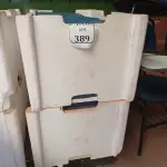 LOTE 389 - 02 CAIXAS COM GELO REUTILIZÁVEL (NO ESTADO) ATENÇÃO! FAZER A VISITAÇÃO ANTES DE ARREMATAR, NÃO SABEMOS SE FUNCIONA. LEILÃO NÃO TEM GARANTIA E NEM DEVOLUÇÃO, SUJEITO A POSSÍVEIS AVARIAS VISÍVEIS/OCULTAS E/OU AUSÊNCIA DE COMPONENTES.