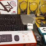 LOTE 329 - 01 CAIXA COM TECLADOS, MOUSE ,PERIFÉRICOS DIVERSOS E FONES DE OUVIDO DIVERSOS  (NO ESTADO) ATENÇÃO! FAZER A VISITAÇÃO ANTES DE ARREMATAR, NÃO SABEMOS SE FUNCIONA. LEILÃO NÃO TEM GARANTIA E NEM DEVOLUÇÃO, SUJEITO A POSSÍVEIS AVARIAS VISÍVEIS/OCULTAS E/OU AUSÊNCIA DE COMPONENTES.