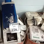 LOTE 256 - 02 CAIXAS COM TELEFONES FIXO E 02 IMPRESSORAS DE CARTÃO (NO ESTADO) ATENÇÃO! FAZER A VISITAÇÃO ANTES DE ARREMATAR, NÃO SABEMOS SE FUNCIONA. LEILÃO NÃO TEM GARANTIA E NEM DEVOLUÇÃO, SUJEITO A POSSÍVEIS AVARIAS VISÍVEIS/OCULTAS E/OU AUSÊNCIA DE COMPONENTES.