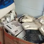 LOTE 256 - 02 CAIXAS COM TELEFONES FIXO E 02 IMPRESSORAS DE CARTÃO (NO ESTADO) ATENÇÃO! FAZER A VISITAÇÃO ANTES DE ARREMATAR, NÃO SABEMOS SE FUNCIONA. LEILÃO NÃO TEM GARANTIA E NEM DEVOLUÇÃO, SUJEITO A POSSÍVEIS AVARIAS VISÍVEIS/OCULTAS E/OU AUSÊNCIA DE COMPONENTES.