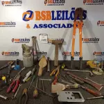 LOTE 249 - 01 CAIXA COM FERRAMENTAS DIVERSAS (NO ESTADO) ATENÇÃO! FAZER A VISITAÇÃO ANTES DE ARREMATAR, NÃO SABEMOS SE FUNCIONA. LEILÃO NÃO TEM GARANTIA E NEM DEVOLUÇÃO, SUJEITO A POSSÍVEIS AVARIAS VISÍVEIS/OCULTAS E/OU AUSÊNCIA DE COMPONENTES.