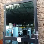 LOTE 426 - 01 PORTA EM ALUMÍNIO COM VIDRO BRINDADO (NO ESTADO) ATENÇÃO! FAZER A VISITAÇÃO ANTES DE ARREMATAR, NÃO SABEMOS SE FUNCIONA. LEILÃO NÃO TEM GARANTIA E NEM DEVOLUÇÃO, SUJEITO A POSSÍVEIS AVARIAS VISÍVEIS/OCULTAS E/OU AUSÊNCIA DE COMPONENTES.