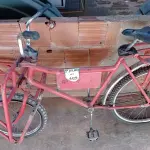 LOTE 409 - 01 BICICLETA ARO 26 CARGUEIRA VERMELHA (NO ESTADO) ATENÇÃO! FAZER A VISITAÇÃO ANTES DE ARREMATAR, NÃO SABEMOS SE FUNCIONA. LEILÃO NÃO TEM GARANTIA E NEM DEVOLUÇÃO, SUJEITO A POSSÍVEIS AVARIAS VISÍVEIS/OCULTAS E/OU AUSÊNCIA DE COMPONENTES.