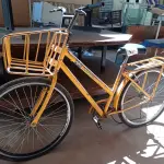 LOTE 416 - 01 BICICLETA AMARELA COM CESTO E GARUPA COM  ARO 26 (NO ESTADO) ATENÇÃO! FAZER A VISITAÇÃO ANTES DE ARREMATAR, NÃO SABEMOS SE FUNCIONA. LEILÃO NÃO TEM GARANTIA E NEM DEVOLUÇÃO, SUJEITO A POSSÍVEIS AVARIAS VISÍVEIS/OCULTAS E/OU AUSÊNCIA DE COMPONENTES.