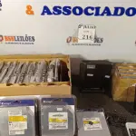 LOTE 216 - 07 HDS DIVERSOS ,10 BASES INFERIORES CAP 07,01 HD EXTERNO E 06 ADAPTADORES DE CARDDY (NO ESTADO) ATENÇÃO! FAZER A VISITAÇÃO ANTES DE ARREMATAR, NÃO SABEMOS SE FUNCIONA. LEILÃO NÃO TEM GARANTIA E NEM DEVOLUÇÃO, SUJEITO A POSSÍVEIS AVARIAS VISÍVEIS/OCULTAS E/OU AUSÊNCIA DE COMPONENTES.