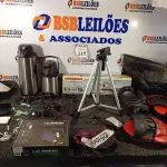 LOTE 319 - 07 QUADROS PARA CERTIFICADOS, 02 GARRAFAS DE CAFÉ ,02 PAR DE LUVA PARA BOXER ,01 SACO MILITAR VEDADO ,07 FONES DE OUVIDO ,01 TRIPÉ PARA TELEFONE ,01TRIPÉ PARA CÂMERA , 10 DISCOS DE VINIL ,04 LUVAS PARA TREINO DE ACADEMIA ,01 CONTROLE GAME , 04 ÓCULOS ,01 CENTRE ARM   (NO ESTADO) ATENÇÃO! FAZER A VISITAÇÃO ANTES DE ARREMATAR, NÃO SABEMOS SE FUNCIONA. LEILÃO NÃO TEM GARANTIA E NEM DEVOLUÇÃO, SUJEITO A POSSÍVEIS AVARIAS VISÍVEIS/OCULTAS E/OU AUSÊNCIA DE COMPONENTES.