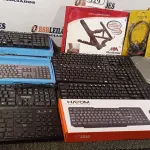 LOTE 329 - 01 CAIXA COM TECLADOS, MOUSE ,PERIFÉRICOS DIVERSOS E FONES DE OUVIDO DIVERSOS  (NO ESTADO) ATENÇÃO! FAZER A VISITAÇÃO ANTES DE ARREMATAR, NÃO SABEMOS SE FUNCIONA. LEILÃO NÃO TEM GARANTIA E NEM DEVOLUÇÃO, SUJEITO A POSSÍVEIS AVARIAS VISÍVEIS/OCULTAS E/OU AUSÊNCIA DE COMPONENTES.