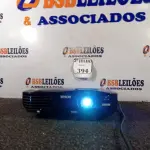 LOTE 394 - 01 PROJETOR EPSON HDMI (NO ESTADO) ATENÇÃO! FAZER A VISITAÇÃO ANTES DE ARREMATAR, NÃO SABEMOS SE FUNCIONA. LEILÃO NÃO TEM GARANTIA E NEM DEVOLUÇÃO, SUJEITO A POSSÍVEIS AVARIAS VISÍVEIS/OCULTAS E/OU AUSÊNCIA DE COMPONENTES.