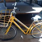 LOTE 416 - 01 BICICLETA AMARELA COM CESTO E GARUPA COM  ARO 26 (NO ESTADO) ATENÇÃO! FAZER A VISITAÇÃO ANTES DE ARREMATAR, NÃO SABEMOS SE FUNCIONA. LEILÃO NÃO TEM GARANTIA E NEM DEVOLUÇÃO, SUJEITO A POSSÍVEIS AVARIAS VISÍVEIS/OCULTAS E/OU AUSÊNCIA DE COMPONENTES.