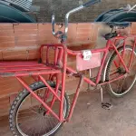 LOTE 409 - 01 BICICLETA ARO 26 CARGUEIRA VERMELHA (NO ESTADO) ATENÇÃO! FAZER A VISITAÇÃO ANTES DE ARREMATAR, NÃO SABEMOS SE FUNCIONA. LEILÃO NÃO TEM GARANTIA E NEM DEVOLUÇÃO, SUJEITO A POSSÍVEIS AVARIAS VISÍVEIS/OCULTAS E/OU AUSÊNCIA DE COMPONENTES.