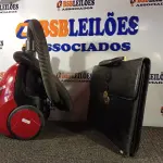 LOTE 151 - 01 ASPIRADOR DE PÓ ELETROLUX E MALETA DE COURO (NO ESTADO) ATENÇÃO! FAZER A VISITAÇÃO ANTES DE ARREMATAR, NÃO SABEMOS SE FUNCIONA. LEILÃO NÃO TEM GARANTIA E NEM DEVOLUÇÃO, SUJEITO A POSSÍVEIS AVARIAS VISÍVEIS/OCULTAS E/OU AUSÊNCIA DE COMPONENTES.