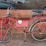 LOTE 409 - 01 BICICLETA ARO 26 CARGUEIRA VERMELHA (NO ESTADO) ATENÇÃO! FAZER A VISITAÇÃO ANTES DE ARREMATAR, NÃO SABEMOS SE FUNCIONA. LEILÃO NÃO TEM GARANTIA E NEM DEVOLUÇÃO, SUJEITO A POSSÍVEIS AVARIAS VISÍVEIS/OCULTAS E/OU AUSÊNCIA DE COMPONENTES.