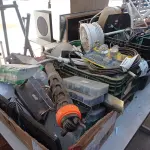 LOTE 417 - 01 LOTE COM MATERIAIS DIVERSOS (NO ESTADO) ATENÇÃO! FAZER A VISITAÇÃO ANTES DE ARREMATAR, NÃO SABEMOS SE FUNCIONA. LEILÃO NÃO TEM GARANTIA E NEM DEVOLUÇÃO, SUJEITO A POSSÍVEIS AVARIAS VISÍVEIS/OCULTAS E/OU AUSÊNCIA DE COMPONENTES.