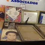 LOTE 319 - 07 QUADROS PARA CERTIFICADOS, 02 GARRAFAS DE CAFÉ ,02 PAR DE LUVA PARA BOXER ,01 SACO MILITAR VEDADO ,07 FONES DE OUVIDO ,01 TRIPÉ PARA TELEFONE ,01TRIPÉ PARA CÂMERA , 10 DISCOS DE VINIL ,04 LUVAS PARA TREINO DE ACADEMIA ,01 CONTROLE GAME , 04 ÓCULOS ,01 CENTRE ARM   (NO ESTADO) ATENÇÃO! FAZER A VISITAÇÃO ANTES DE ARREMATAR, NÃO SABEMOS SE FUNCIONA. LEILÃO NÃO TEM GARANTIA E NEM DEVOLUÇÃO, SUJEITO A POSSÍVEIS AVARIAS VISÍVEIS/OCULTAS E/OU AUSÊNCIA DE COMPONENTES.