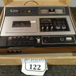 LOTE 122 - 01 TAPE DECK TECHNICS COM CAIXA DE MADEIRA. (NO ESTADO) ATENÇÃO! FAZER A VISITAÇÃO ANTES DE ARREMATAR, NÃO SABEMOS SE FUNCIONA. LEILÃO NÃO TEM GARANTIA E NEM DEVOLUÇÃO, SUJEITO A POSSÍVEIS AVARIAS VISÍVEIS/OCULTAS E/OU AUSÊNCIA DE COMPONENTES.