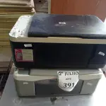 LOTE 391 - 02 IMPRESSORAS HP DESKJET E 01 MACA PARA MASSAGEM (NO ESTADO) ATENÇÃO! FAZER A VISITAÇÃO ANTES DE ARREMATAR, NÃO SABEMOS SE FUNCIONA. LEILÃO NÃO TEM GARANTIA E NEM DEVOLUÇÃO, SUJEITO A POSSÍVEIS AVARIAS VISÍVEIS/OCULTAS E/OU AUSÊNCIA DE COMPONENTES.