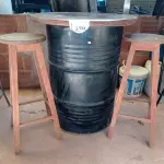 LOTE 396 - 01 MESA DE TAMBOR E 02 BANQUETAS EM MADEIRA (NO ESTADO) ATENÇÃO! FAZER A VISITAÇÃO ANTES DE ARREMATAR, NÃO SABEMOS SE FUNCIONA. LEILÃO NÃO TEM GARANTIA E NEM DEVOLUÇÃO, SUJEITO A POSSÍVEIS AVARIAS VISÍVEIS/OCULTAS E/OU AUSÊNCIA DE COMPONENTES.